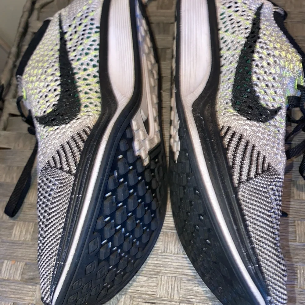 Women’s  Nike FlyKnit Racer - Picture 3 of 5